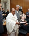 रक्षा मंत्री एके एंटनी ने ट्राफी दी