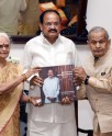 उपराष्ट्रपति को किताब भेंट