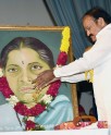 दुर्गाबाई देशमुख के चित्र पर पुष्पांजलि