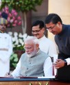 दस्तावेज़ों पर मोदी के हस्ताक्षर