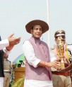 सीआरपीएफ जवानों को ट्रॉफी