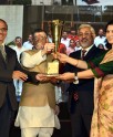 श्रम राज्यमंत्री ने पुरस्कार प्रदान किए