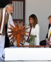 ट्रम्प और मेलानिया ने चलाया चरखा
