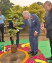प्रिंस चार्ल्स ने लगाया चंपा का पौधा