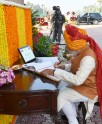 आगंतुक पुस्तिका पर हस्ताक्षर