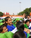 प्रधानमंत्री ने बेटियों को गले लगाया