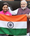 प्रधानमंत्री ने अरुणिमा को तिरंगा सौंपा