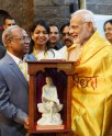 श्रीसाईं बाबा की मूर्ति उपहारस्वरूप भेंट