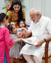 बच्चों ने प्रधानमंत्री को राखी बांधी