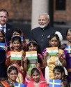 बच्चों के बीच स्टीफन व मोदी