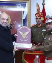 गृहमंत्री को स्मृति चिन्ह भेंट