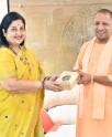 अनुराधा पौडवाल की योगी से भेंट