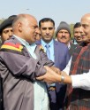 रक्षामंत्री की सेवारत कर्मियों से मुलाकात