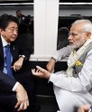 मोदी और शिंजो आबे का ट्रेन में सफर