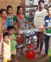 महिंद्रा ने बांटे एलपीजी कनेक्शन
