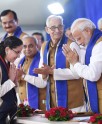 मेडल विजेता स्‍कॉलर्स का अभिवादन
