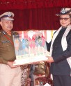 किरेन रिजिजू को प्रतीक चिन्ह भेंट
