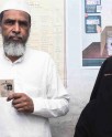 पहचान पत्र दिखाते मतदाता