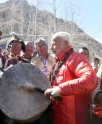 नेपाली वाद्य यंत्रों को बजाते मोदी