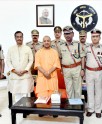 मुख्यमंत्री को पिन फ्लैग लगाया