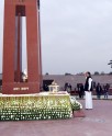 युद्ध स्मारक पर श्रद्धांजलि