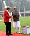 एंजेला को गांधी स्मृति चिन्ह भेंट