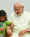 नन्हें-मुन्हें बच्चों ने बांधी मोदी को राखी