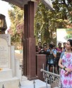 मीनाताई को निहारती अमृता राव