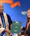 प्रतिभाशाली विद्यार्थियों को डिग्रियां