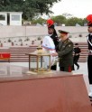 नेशनल वॉर मेमोरियल पर माल्यार्पण