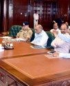 योगी की लोकभवन में अधिकारियों संग बैठक