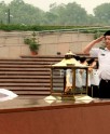 राष्ट्रीय युद्ध स्मारक पर श्रद्धांजलि