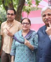 अमिट स्याही का निशान दिखाते सीईसी
