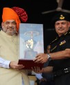गृहमंत्री अमित शाह को स्मृति चिन्ह