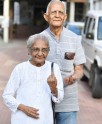 अमिट स्याही का निशान दिखाते दंपति