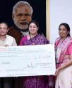 कपड़ा मंत्री को लाभांश चेक सौंपा