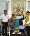 राजभवन में मेधावी छात्रा का सम्मान