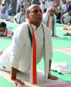 रक्षामंत्री राजनाथ सिंह का योग प्रदर्शन