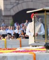 मोदी की महात्मा गांधी को पुष्पांजलि