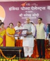 क्यूआर कार्ड वितरित करते गृहमंत्री