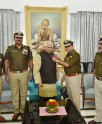 राज्यपाल को पुलिस का झंडा लगाया