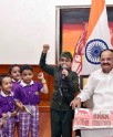 स्वतंत्रता दिवस पर बच्चों से मिले वेंकैया