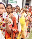 पहचान पत्र दिखातीं महिला मतदाता
