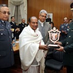 रक्षा मंत्री एके एंटनी ने ट्राफी दी