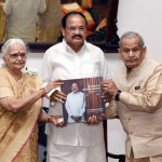उपराष्ट्रपति को किताब भेंट