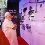 प्रधानमंत्री ने देखी प्रदर्शनी