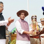 सीआरपीएफ जवानों को ट्रॉफी