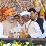 लाभार्थियों को गृहप्रवेश की चाबियां