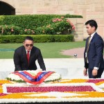 राजघाट पर पुष्पांजलि अर्पित
