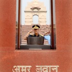 युद्ध स्मारक पर श्रद्धांजलि